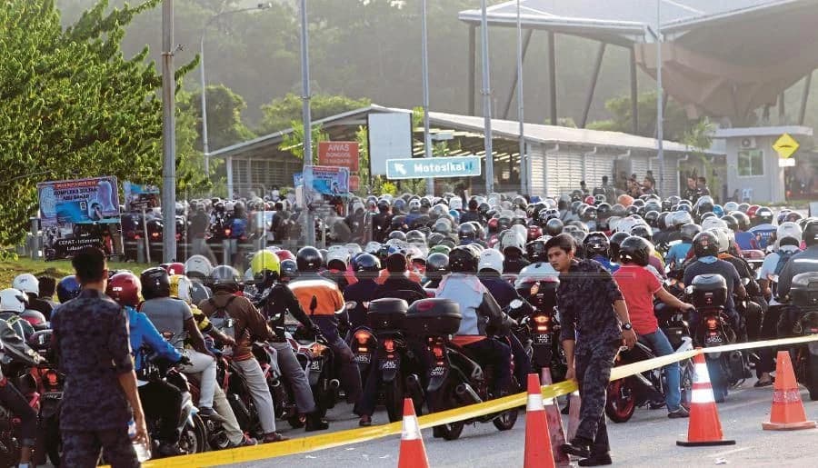 Hundreds of motorcyclists queuing at the Woodlands Checkpoint to cross into Singapore